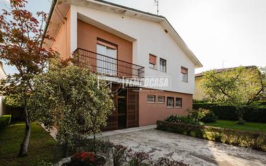 VILLA SINGOLA CON GRANDI POTENZIALITA' DI TRASFORM