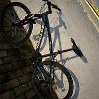 Bicicixlwtta B-TWIN MOUNTAINBIKE