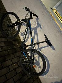 Bicicixlwtta B-TWIN MOUNTAINBIKE