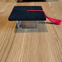 Scatola Cappello Laurea Nero con Nappa Rossa