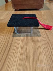 Scatola Cappello Laurea Nero con Nappa Rossa