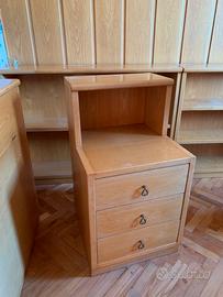 Comodino in legno con tre cassetti