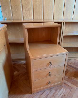 Comodino in legno con tre cassetti