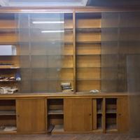 Scaffalatura da parete in legno massiccio e vetro