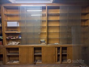 Scaffalatura da parete in legno massiccio e vetro