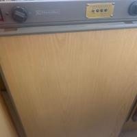 Frigo trivalente Electrolux per camper.