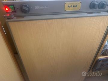 Frigo trivalente Electrolux per camper.