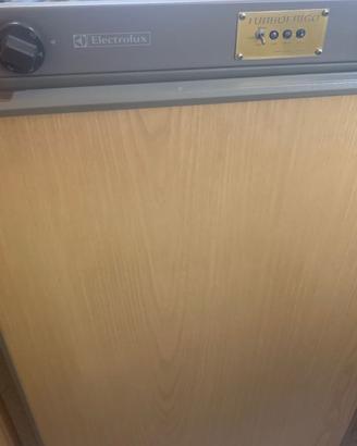 Frigo trivalente Electrolux per camper.