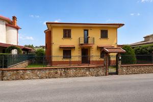 Camere singole arredate in villa – Cotronei