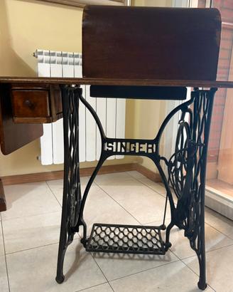 Macchina per cucire della SINGER in ghisa