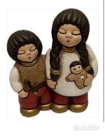 Thun presepe Giubileo, coppia bimbi con bambola