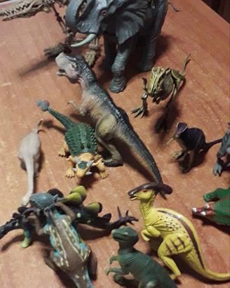 Dinosauri di gomma e plastica