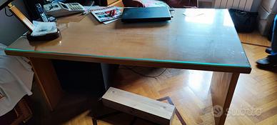 Scrivania da ufficio color ciliegio