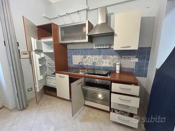 Cucina con elettrodomestici 