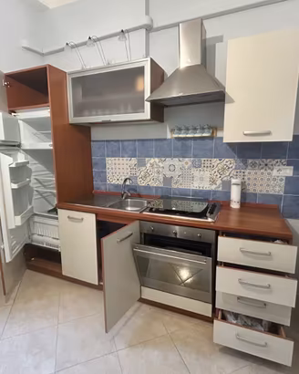 Cucina con elettrodomestici 