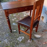 Scrittoio antico con sedia