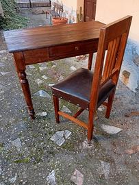 Scrittoio antico con sedia