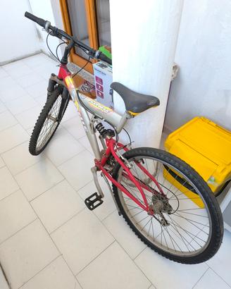 bicicletta  ancora in buone condizioni.