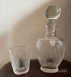 Bottiglia con bicchiere in vetro smerigliato
