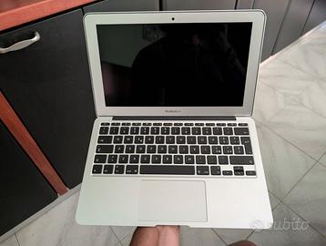 MacBook Air 11.6” Early 2014 – i5 – 4GB RAM – 128G