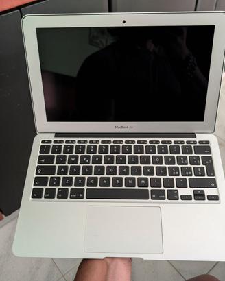 MacBook Air 11.6” Early 2014 – i5 – 4GB RAM – 128G