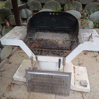 Barbecue in pietra antivento