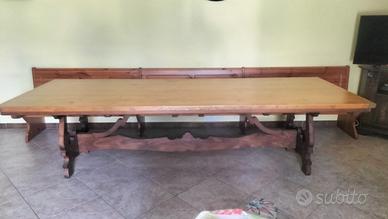 Tavolo artigianale in legno con cassapanca