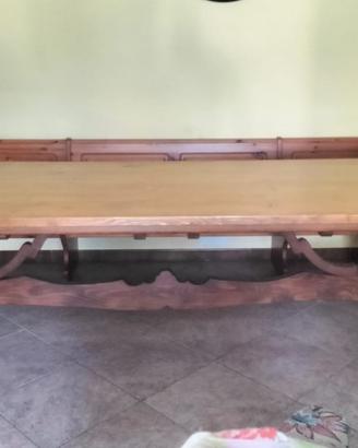 Tavolo artigianale in legno con cassapanca