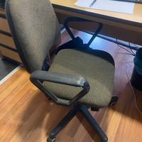 diverse sedie di legno e da ufficio da regalare