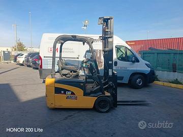 Carrello elevatore cat solleva a 6 metri