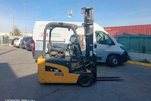 Carrello elevatore cat solleva a 6 metri