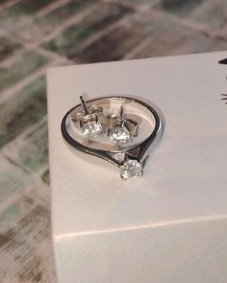 anello con orecchini punti luce