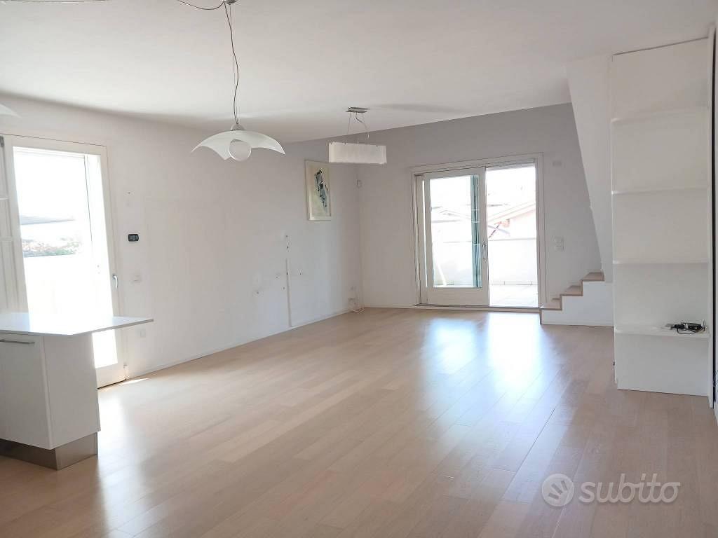 Appartamento di 106 m² con 4 locali e box auto a F - Altro