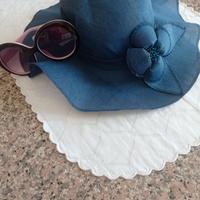 Cappello estivo con occhiali vintage 