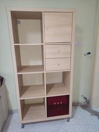 Scaffale kallax ikea e quattro sedie da cucina