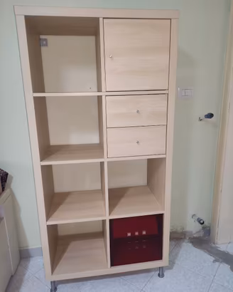 Scaffale kallax ikea e quattro sedie da cucina