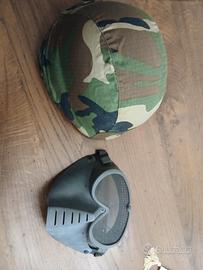 Elmetto cuffia maschera e ginocchiere softair 