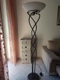 Lampada da terra in ferro battuto con paralume – S