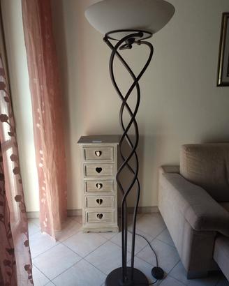 Lampada da terra in ferro battuto con paralume – S