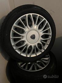 4 Cerchi da 15” con gomme e copricerchi Lancia