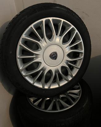 4 Cerchi da 15” con gomme e copricerchi Lancia
