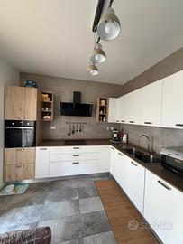 Cucina angolare con piano induzione