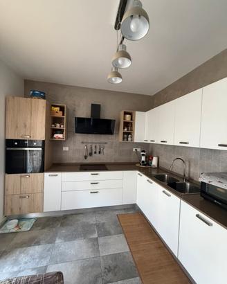 Cucina angolare con piano induzione