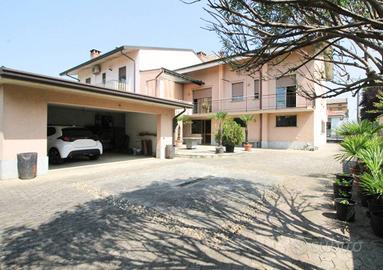 Villa di 500 m² con più di 5 locali e box auto dop