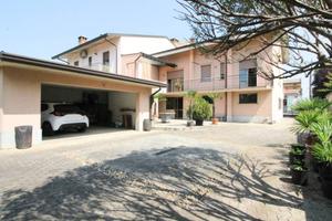Villa di 500 m² con più di 5 locali e box auto dop