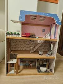 Casa delle bambole in legno