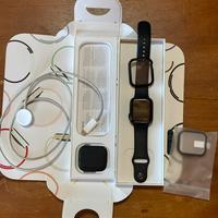 Apple Watch serie 9 45mm con due custodie