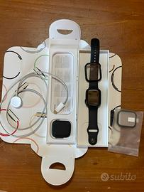 Apple Watch serie 9 45mm con due custodie