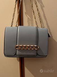 Borsa a tracolla blu con catena dorata