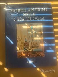 Libro mobili antichi nella casa di oggi